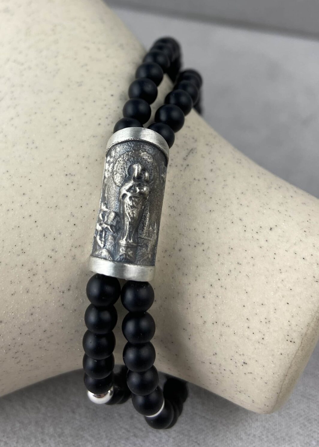 Pulsera Virgen del Pilar con Ónix Natural – Fuerza Interior y Elegancia
