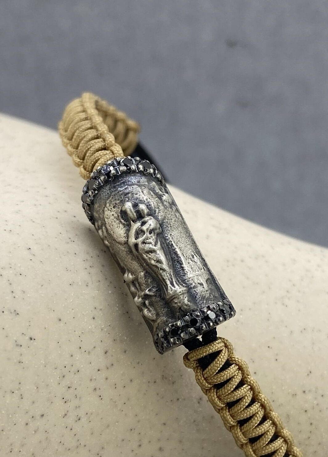 Pulsera Virgen del Pilar Nylon Camel Diamantes Negros