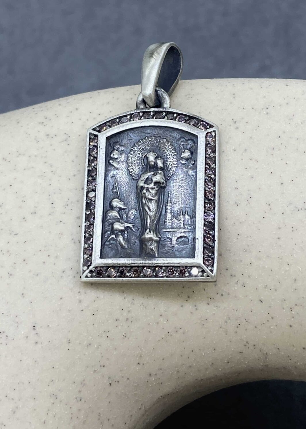 Medalla grande de la Virgen del Pilar zirconitas marrones