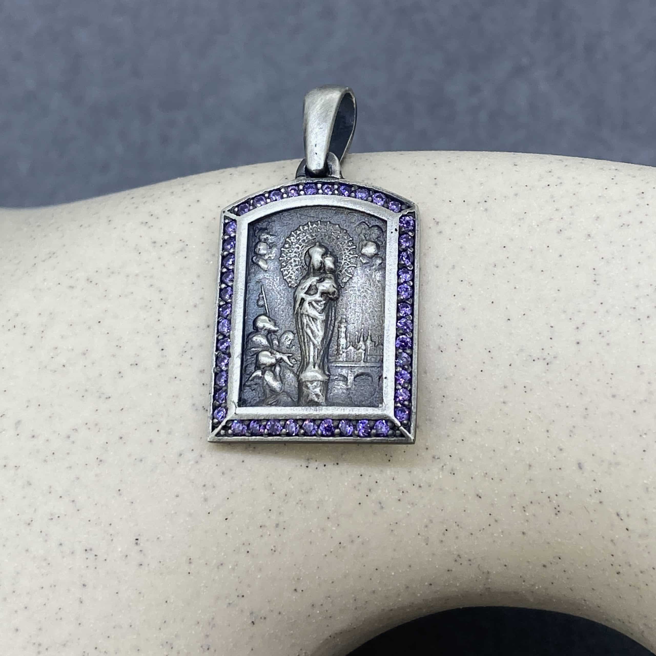 Medalla grande de la Virgen del Pilar zirconitas amatista - Imagen 2