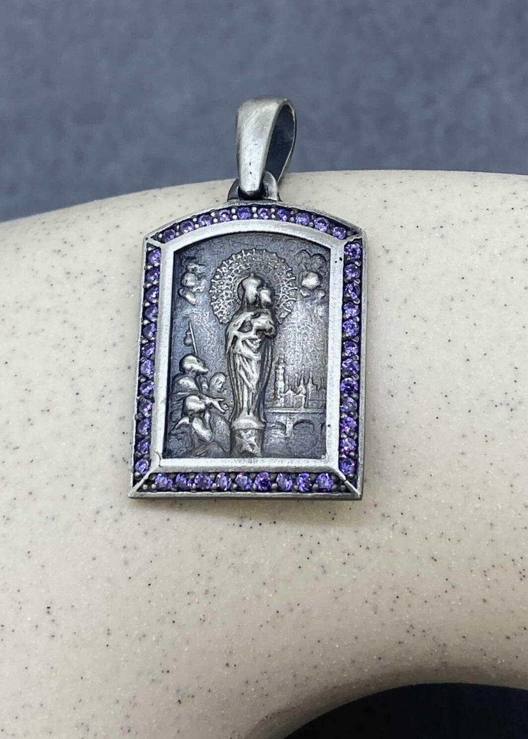 Medalla de la Virgen del Pilar zirconitas amatista.