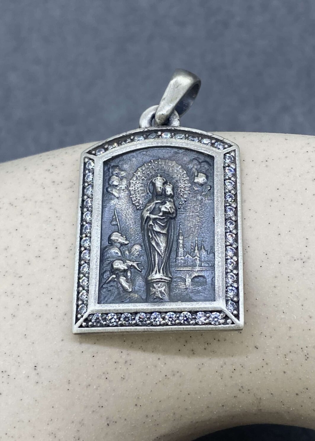 Medalla grande de la Virgen del Pilar zirconitas blancas