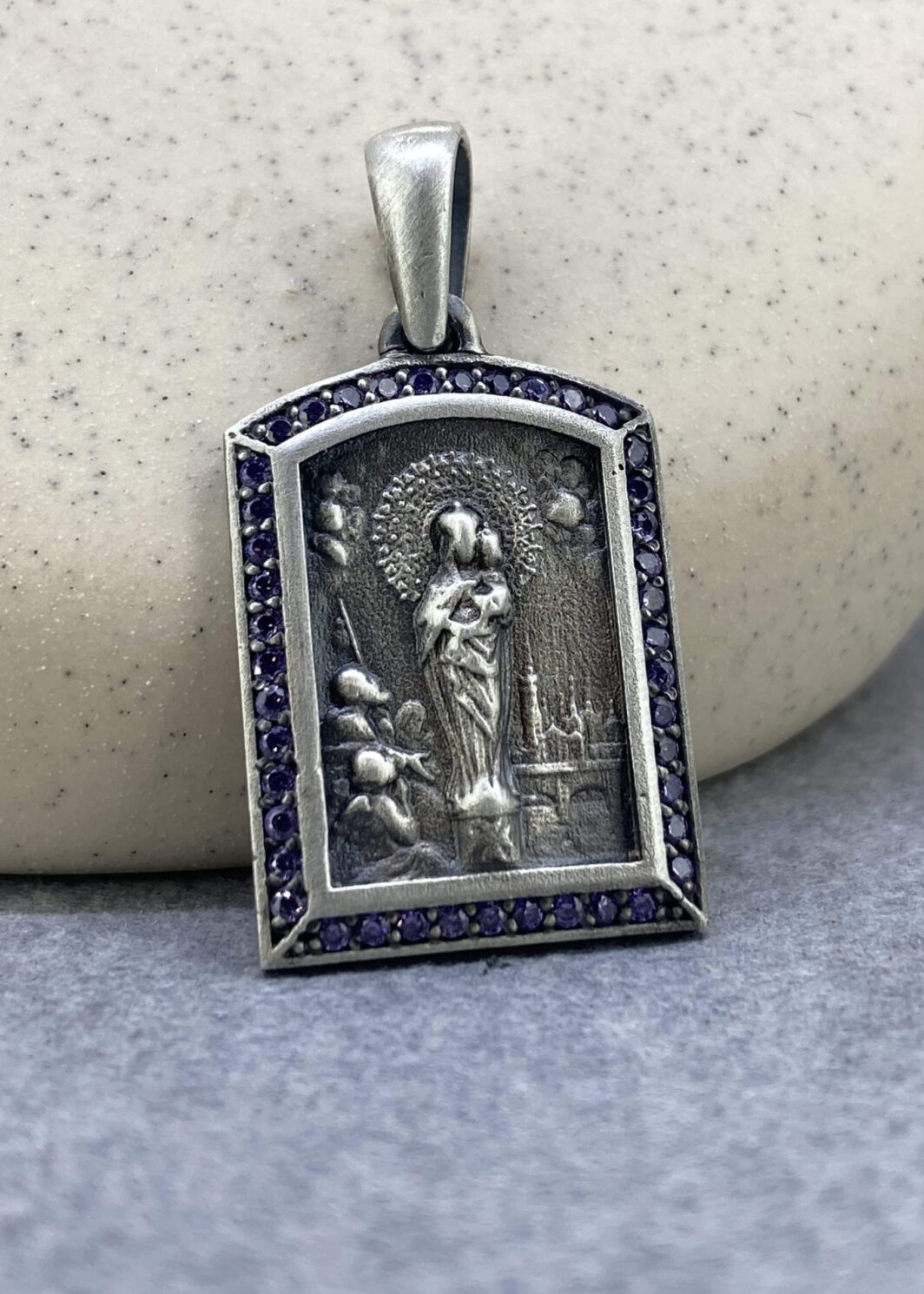 Medalla grande de la Virgen del Pilar zirconitas amatista