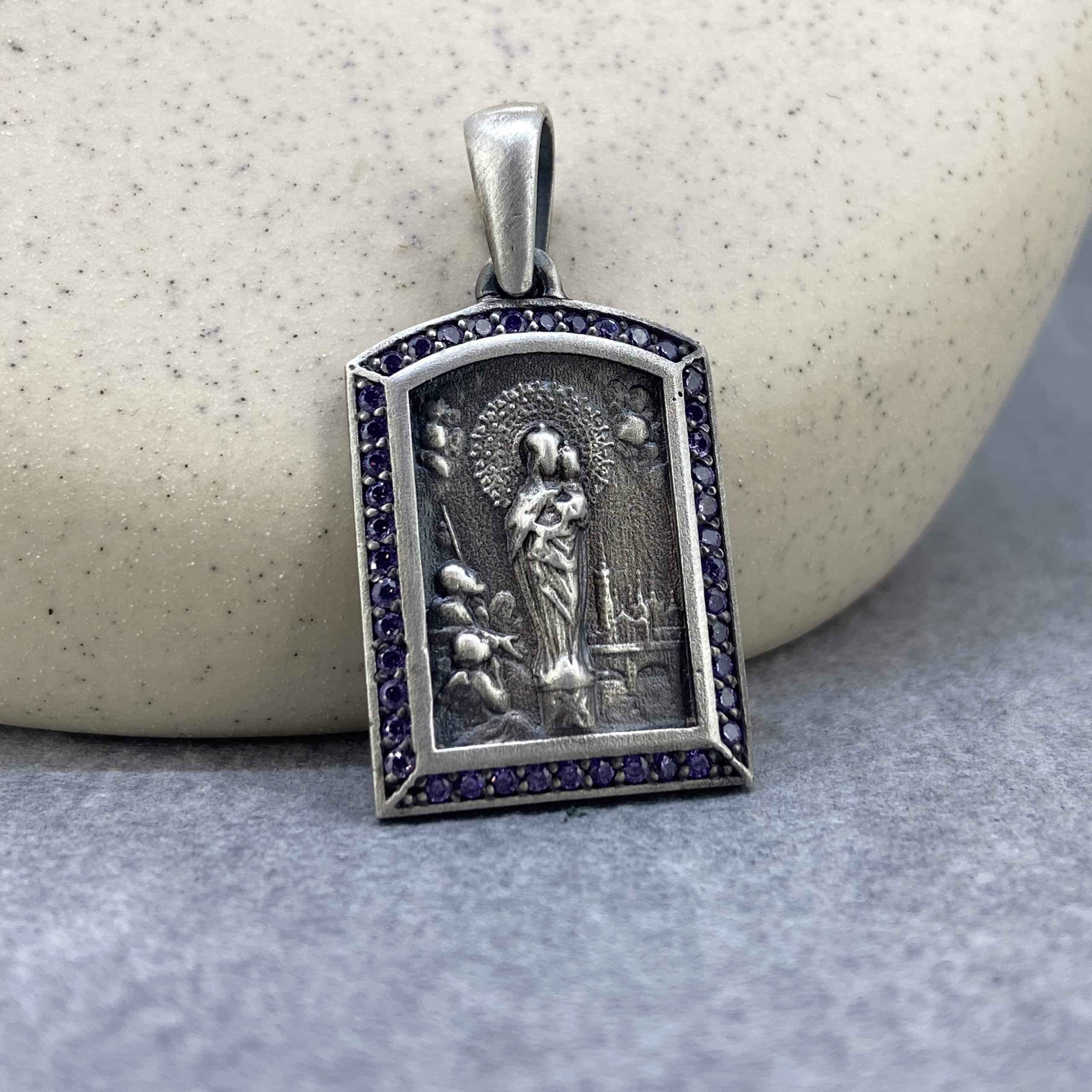 Medalla grande de la Virgen del Pilar zirconitas amatista