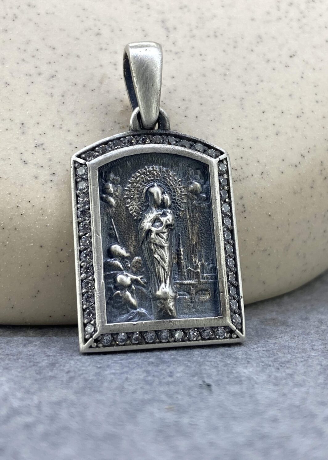 Medalla grande de la Virgen del Pilar zirconitas blancas