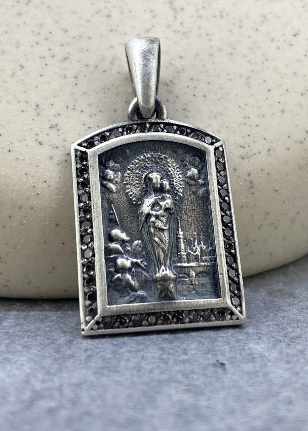 Medalla grande de la Virgen del Pilar zirconitas marrones