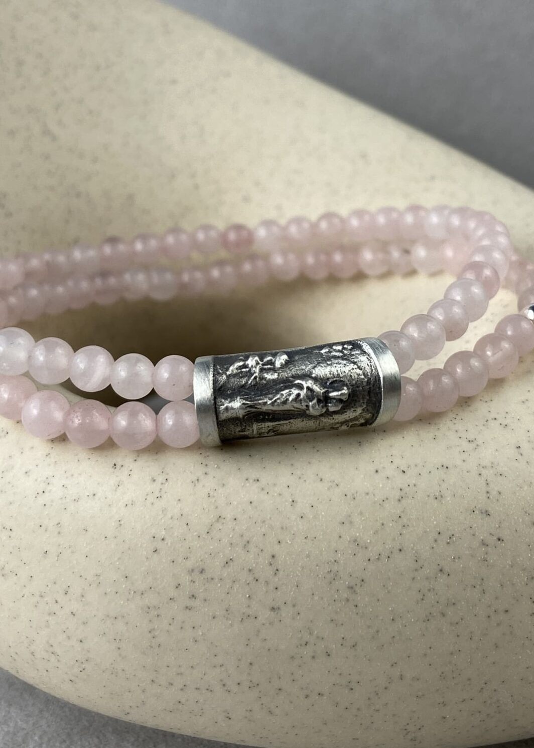 Pulsera Virgen del Pilar con Cuarzo Rosa – Amor, Ternura y Protección