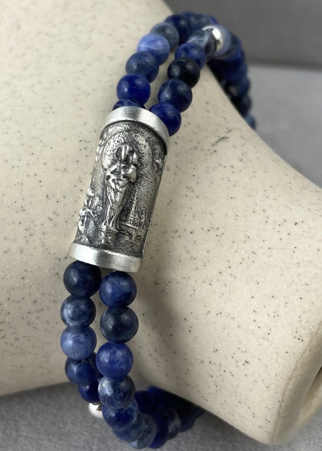 Pulsera Virgen del Pilar con Sodalita Natural – Claridad y Paz Interior