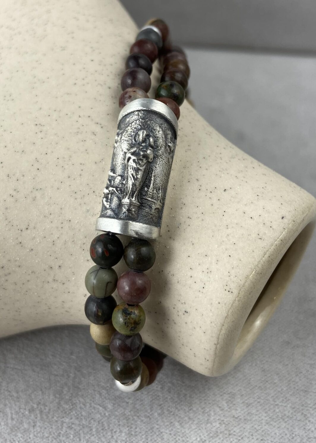 Pulsera Virgen del Pilar con Jaspe Natural – Fuerza Ancestral y Raíces Profundas