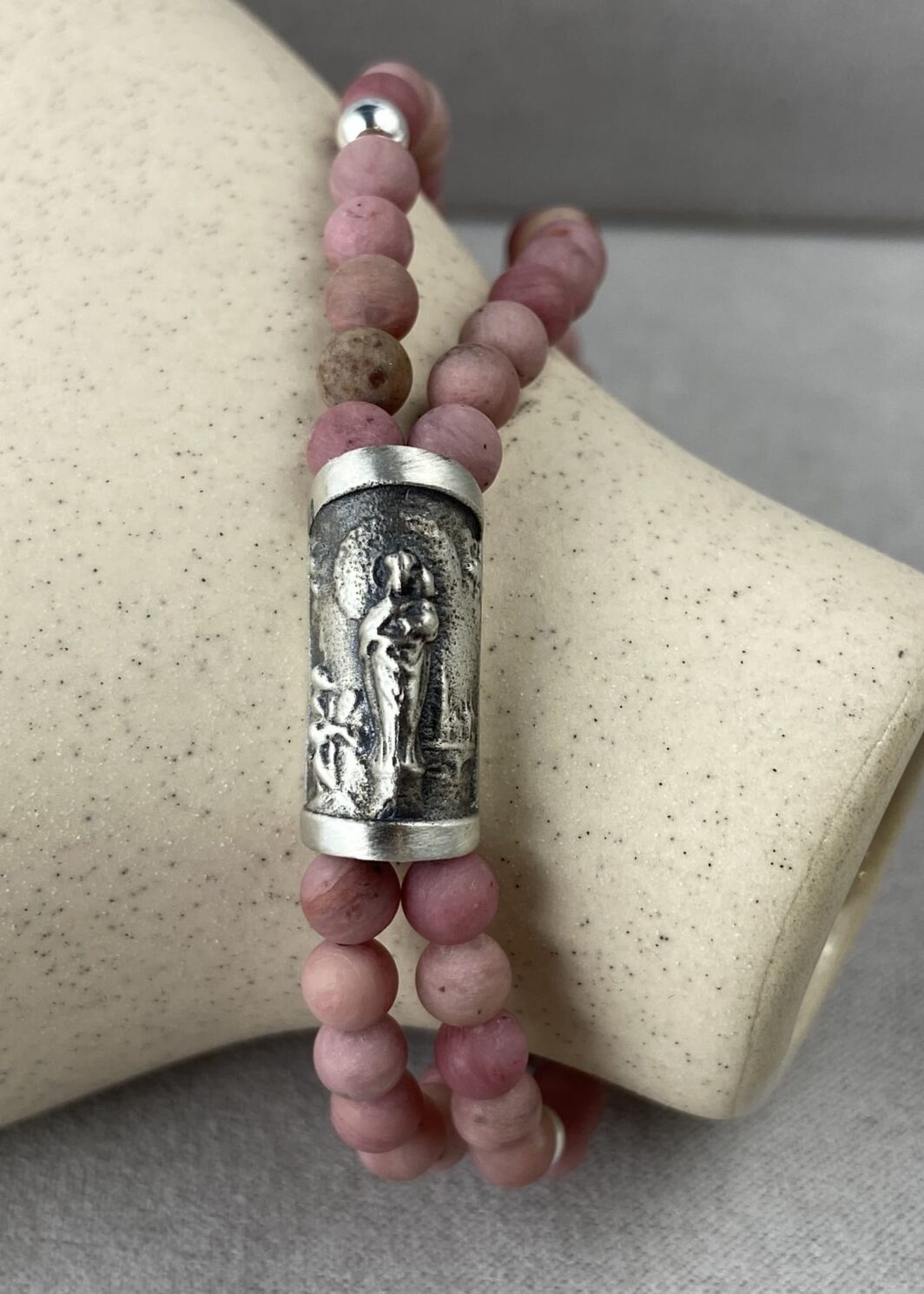 Pulsera Virgen del Pilar con Rodonita Natural – Amor Propio y Equilibrio Emocional