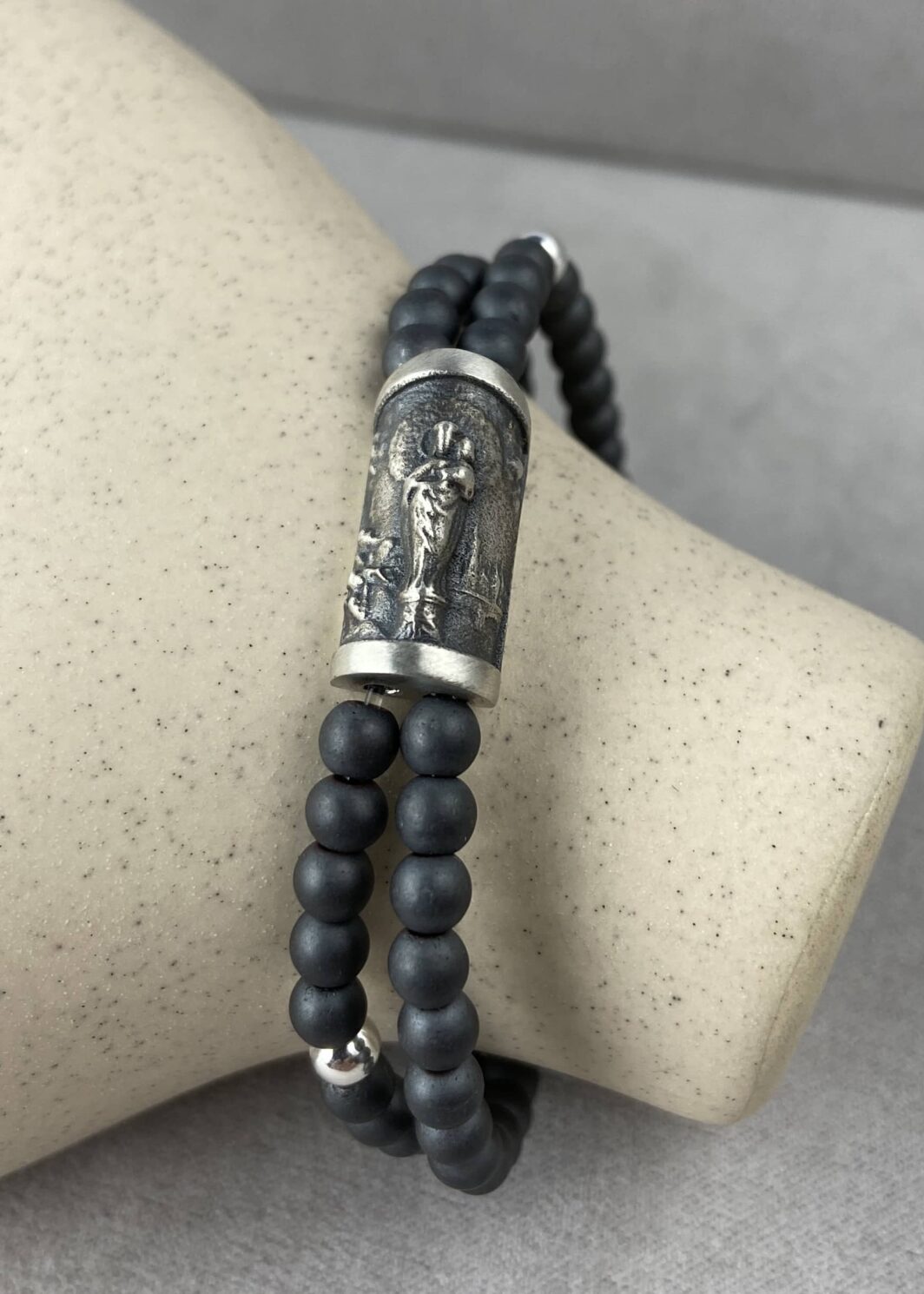 Pulsera Virgen del Pilar con Hematite Mate – Energía y Estabilidad