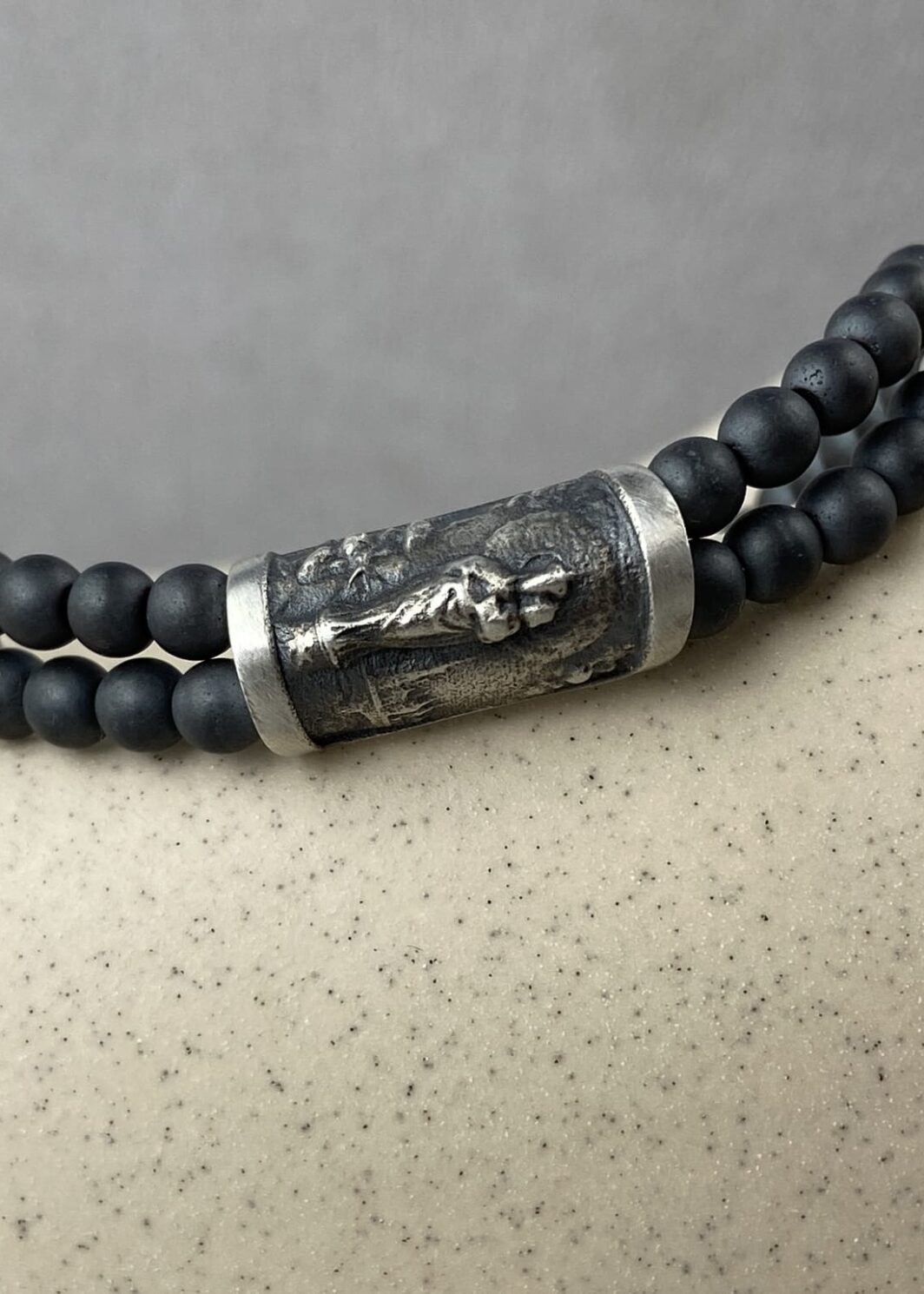 Pulsera Virgen del Pilar con Hematite Mate – Energía y Estabilidad