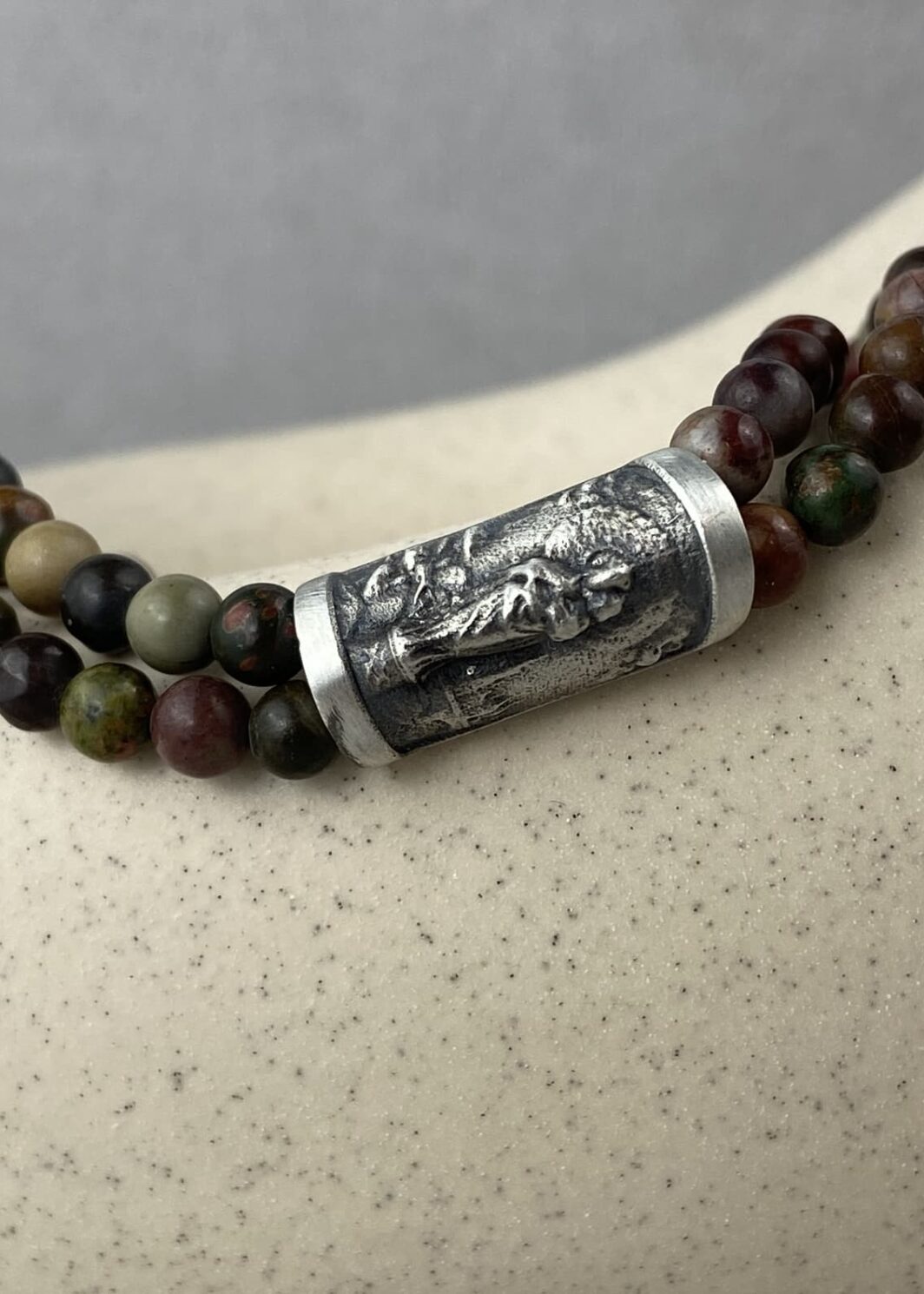 Pulsera Virgen del Pilar con Jaspe Natural – Fuerza Ancestral y Raíces Profundas