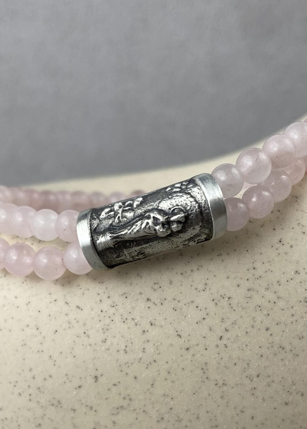 Pulsera Virgen del Pilar con Cuarzo Rosa – Amor, Ternura y Protección