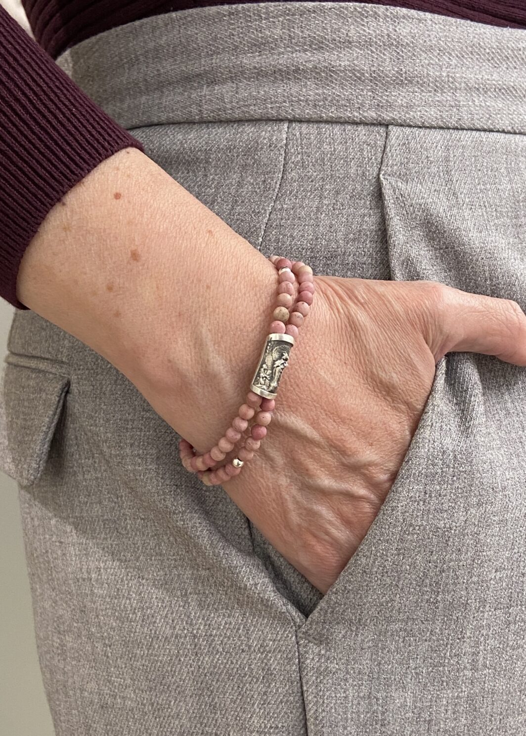 Pulsera Virgen del Pilar con Rodonita Natural – Amor Propio y Equilibrio Emocional