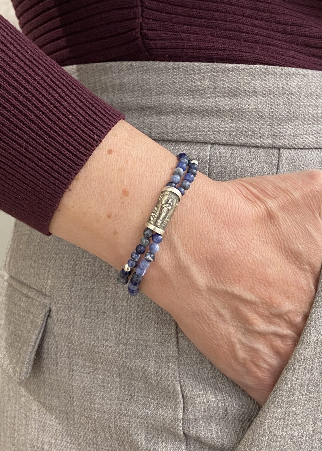 Pulsera Virgen del Pilar con Sodalita Natural – Claridad y Paz Interior